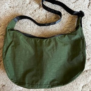 BAGGU Medium Nylon Crescent Bag in Bay Laurel